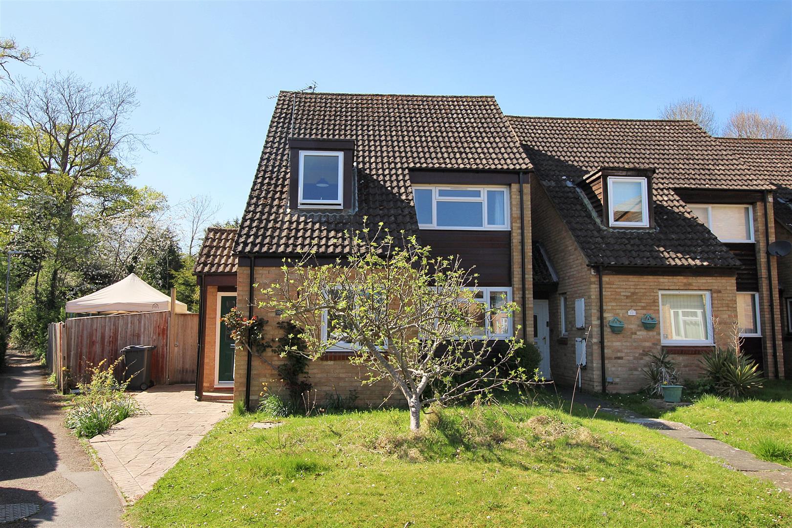 3 bed property in Sandhills Way, Calcot